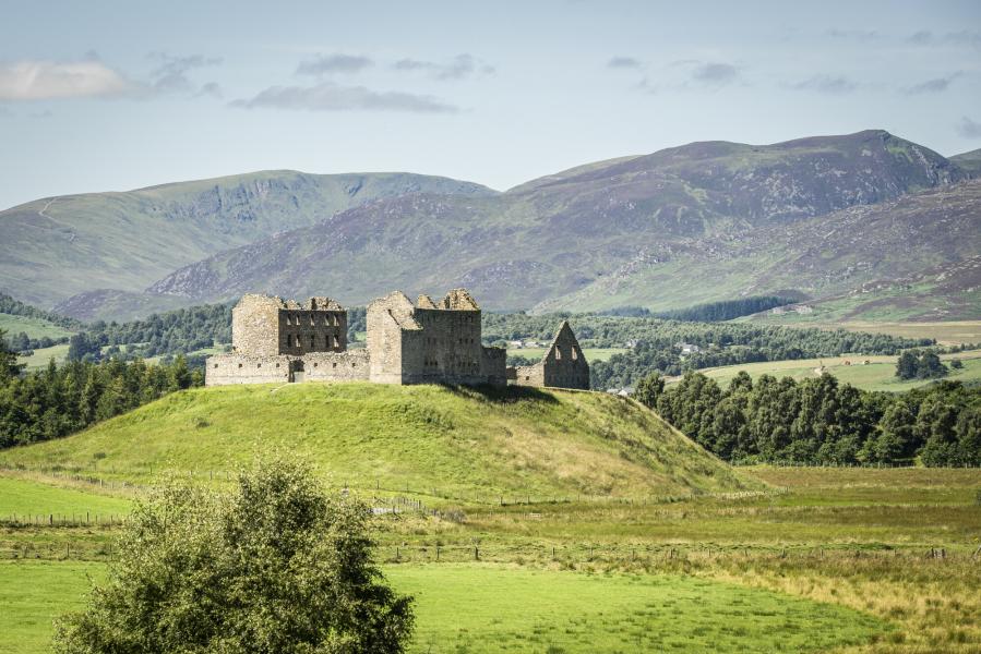 Image of Ruthven Barracks with mountains in the background