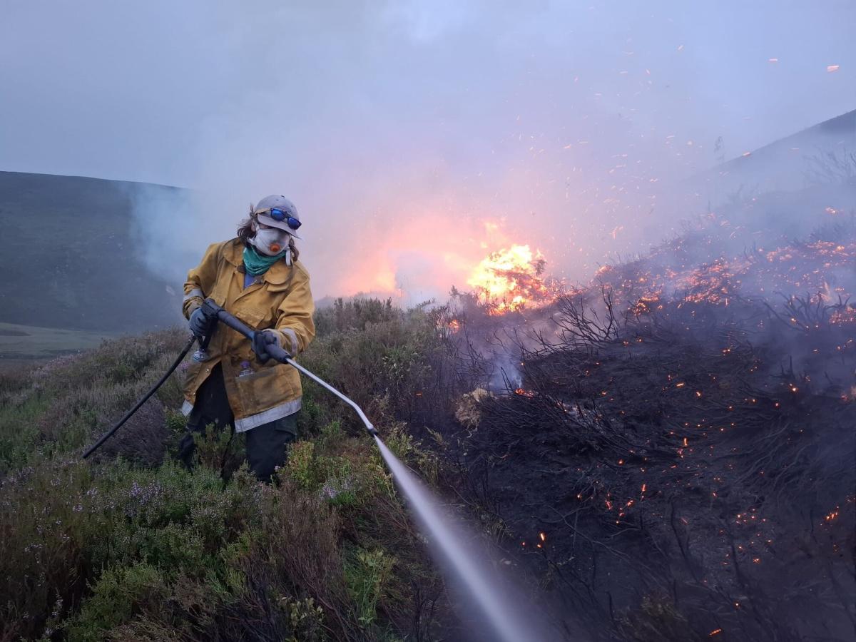 Crews tackle the wildfire at Strath Nethy with a high-powered hose