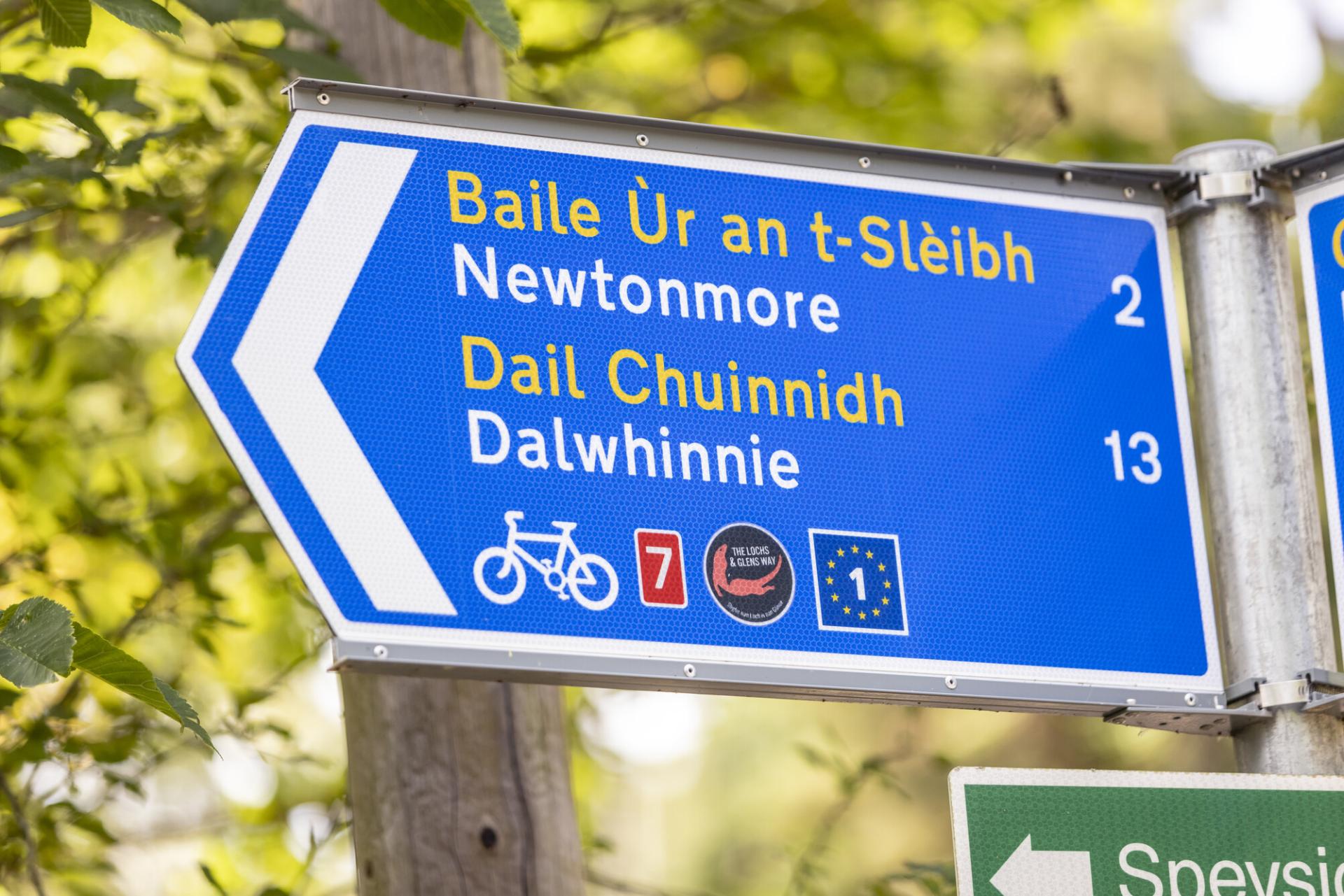 Blue road sign to Newtonmore and Dalwhinnie
