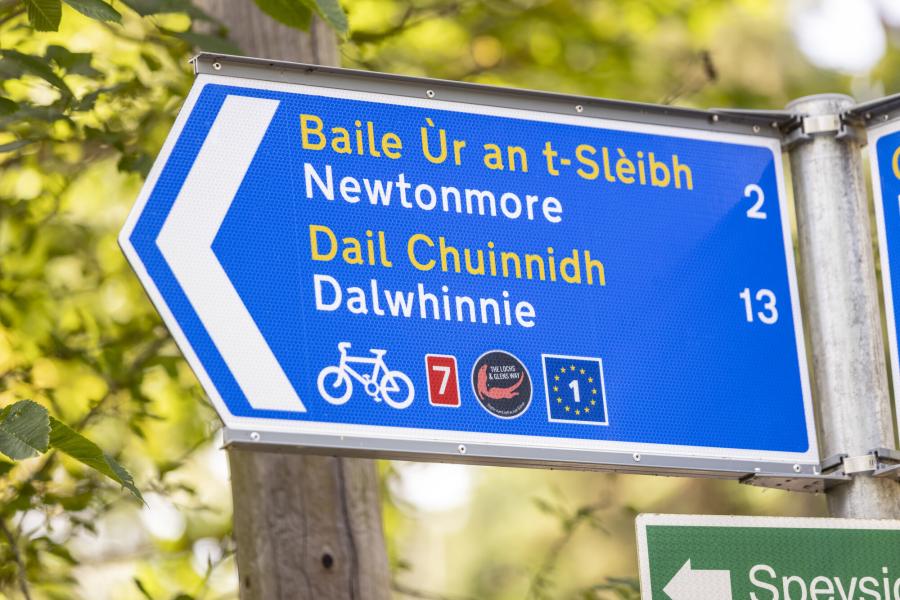 Blue road sign to Newtonmore and Dalwhinnie