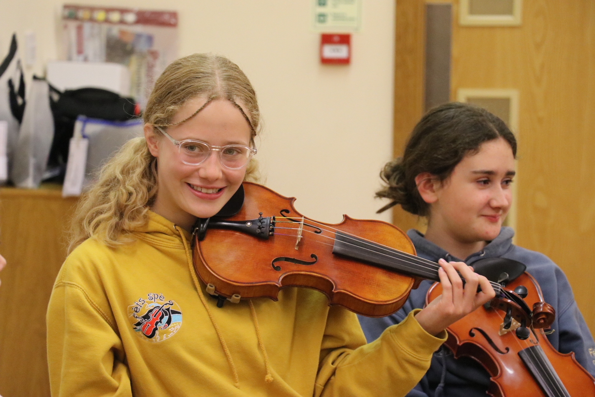 Two young people playing fiddle at Fèis Spè