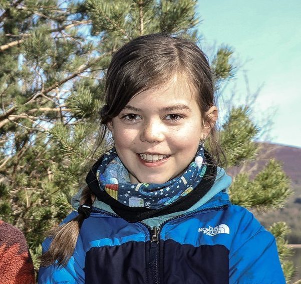 Portrait photo of young girl smiling