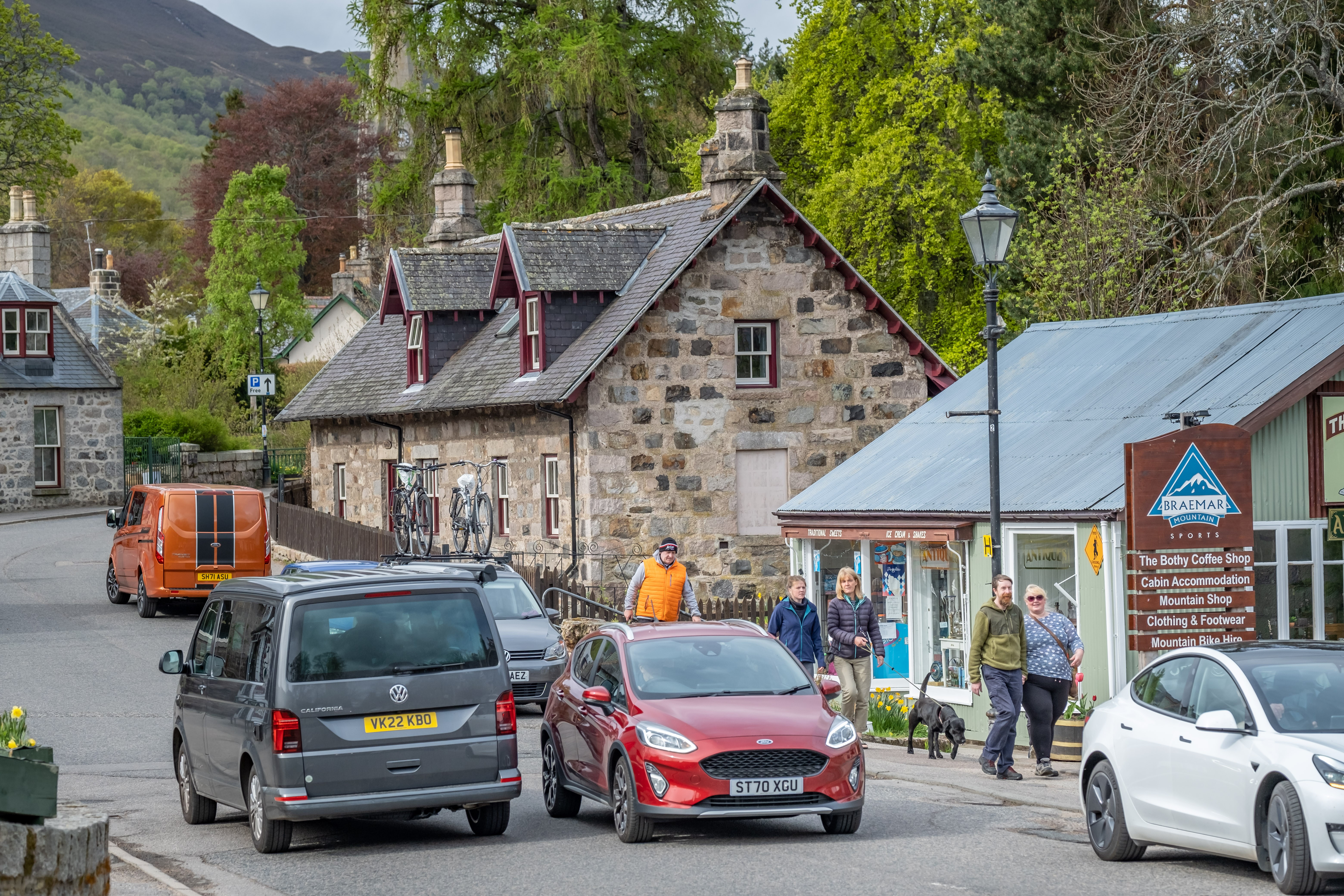 A busy street in Braemar with people and cars