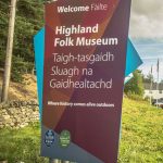 Image of Highland Folk Museum sign with Gaelic translation